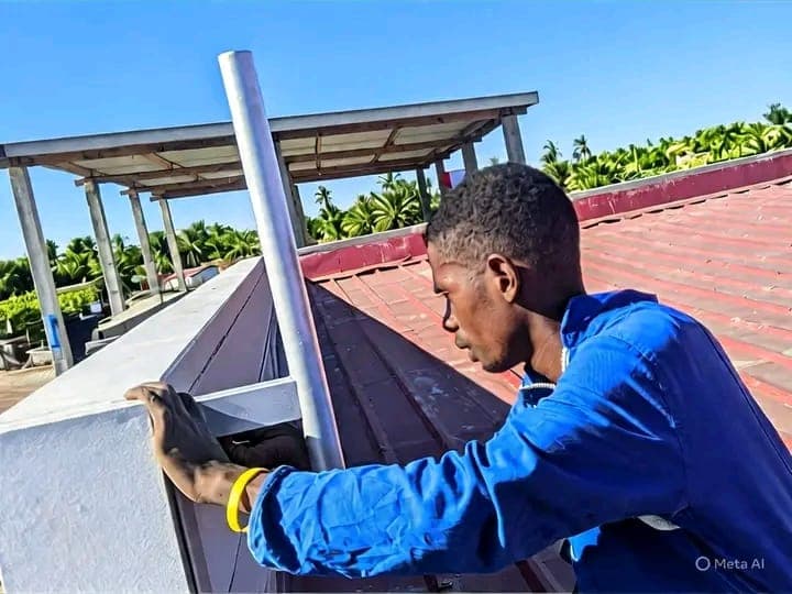 Technicien Akio Service réalisant une installation en toiture